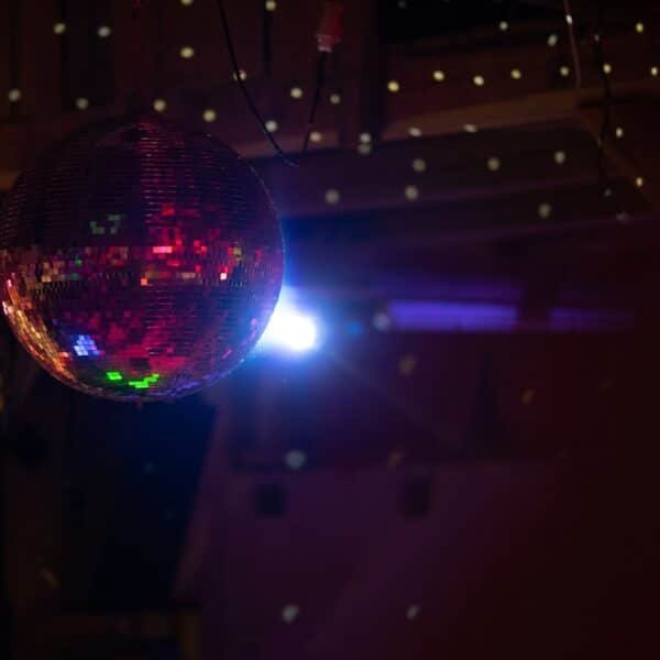 bola de discoteca en la habitación