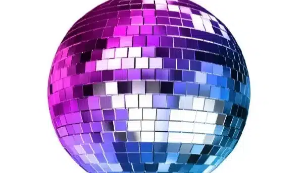 Una vibrante bola de discoteca con azulejos morados, rosas y azules.