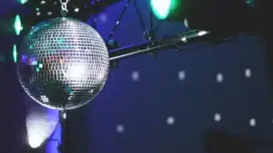 Una bola de discoteca que refleja luces de colores en un espacio oscuro.