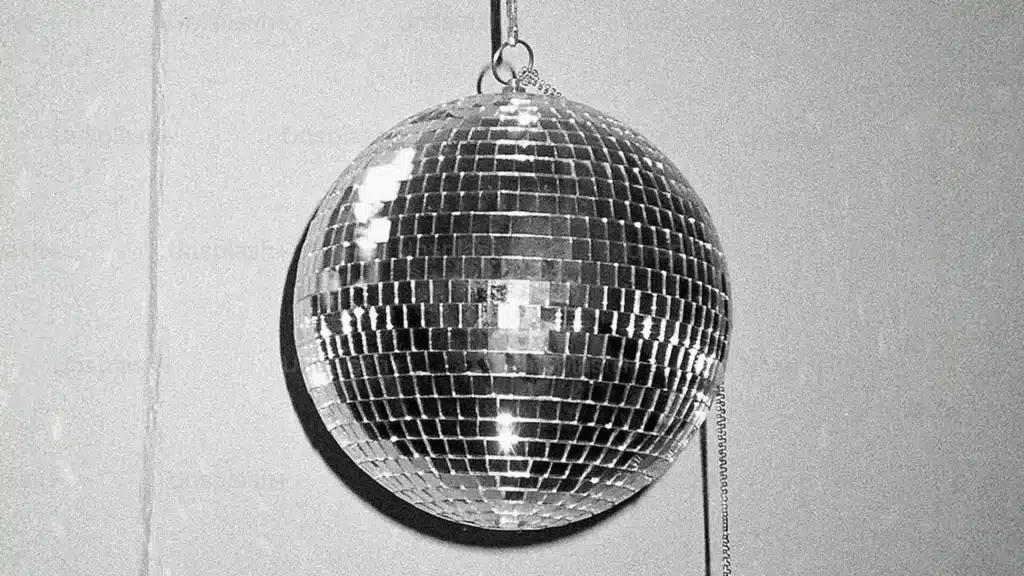 Foto en blanco y negro de una bola de discoteca colgante.