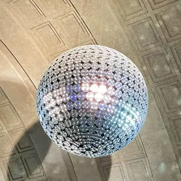 Una gran bola de discoteca colgando de un techo decorativo.