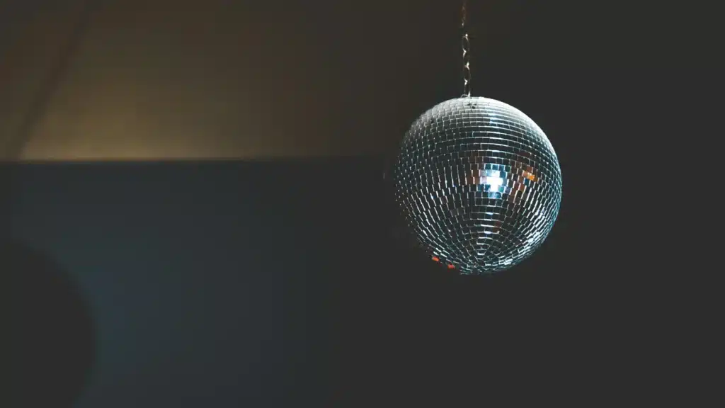 Una brillante bola de discoteca colgada en una habitación poco iluminada.