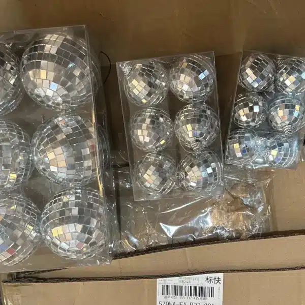 Varios juegos de bolas de discoteca empaquetados y dispuestos en cajas de cartón.